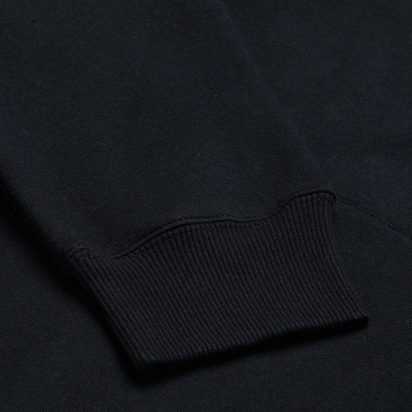 Sweat à capuche noir avec badge